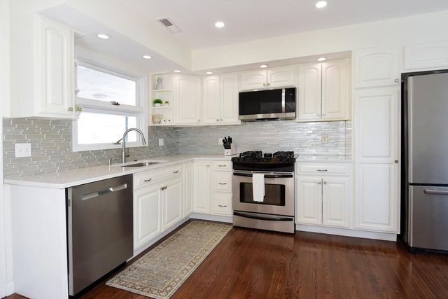 7 Erhardt Ter, Methuen, MA 01844