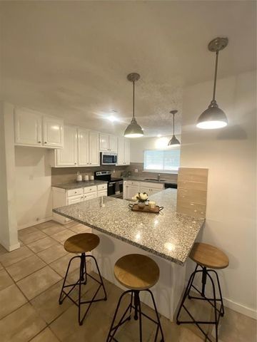 13 Canyon Oak Lane, The Woodlands, TX 77380