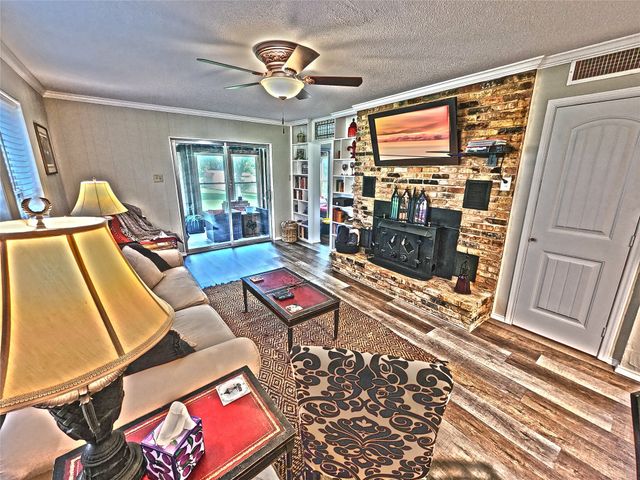 542 Wildewood Drive, Chandler, TX 75758