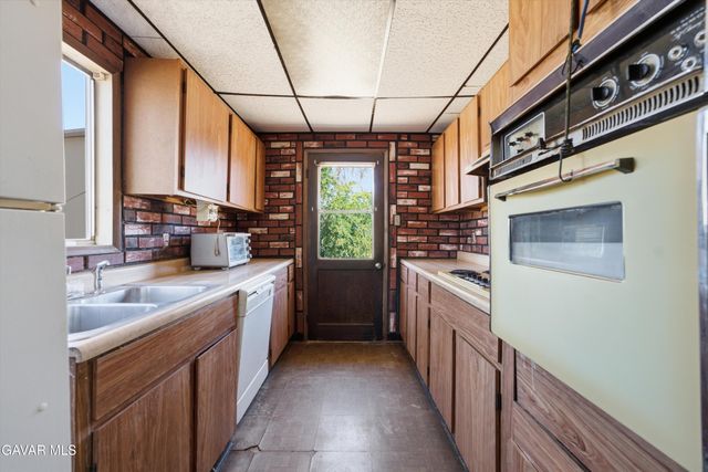 42735 E 2nd Street, Lancaster, CA 93535