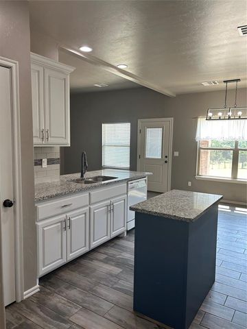 445 E Timberland Lane, Guthrie, OK 73044