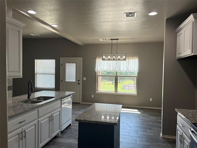 445 E Timberland Lane, Guthrie, OK 73044