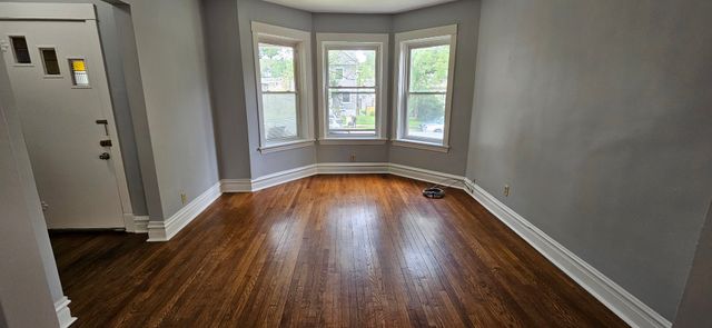 5015 W Montrose Avenue, Chicago, IL 60641