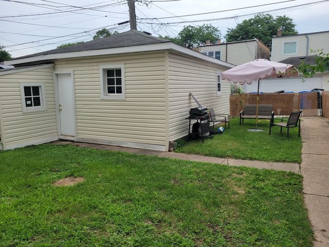 5015 W Montrose Avenue, Chicago, IL 60641