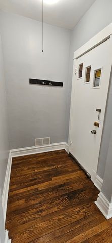 5015 W Montrose Avenue, Chicago, IL 60641