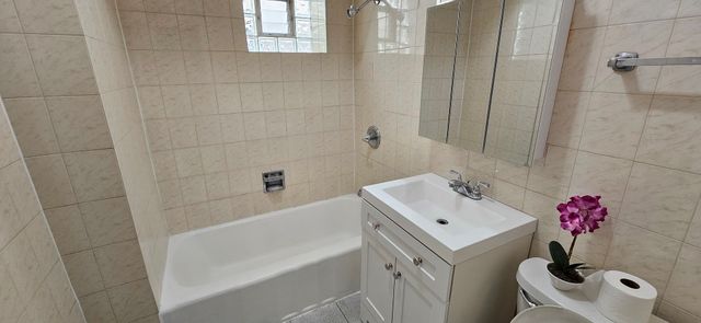 5015 W Montrose Avenue, Chicago, IL 60641