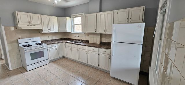 5015 W Montrose Avenue, Chicago, IL 60641