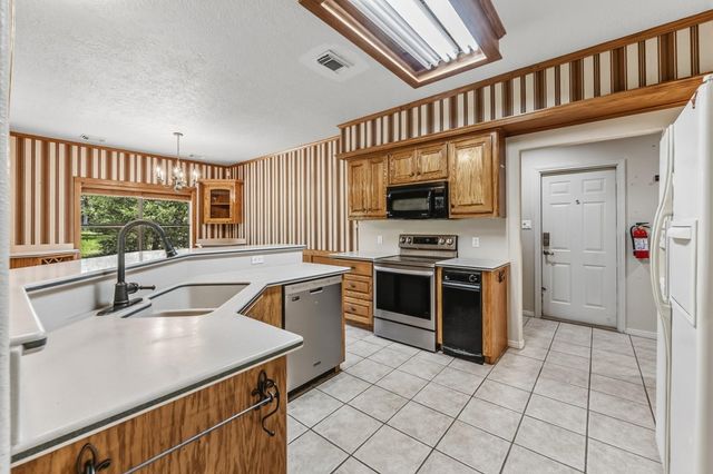 1726 I-45 N, Huntsville, TX 77320