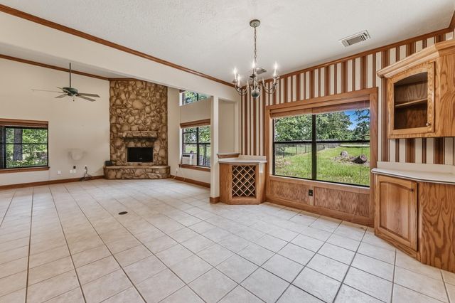 1726 I-45 N, Huntsville, TX 77320