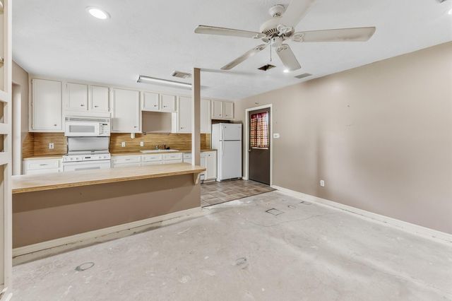 1726 I-45 N, Huntsville, TX 77320