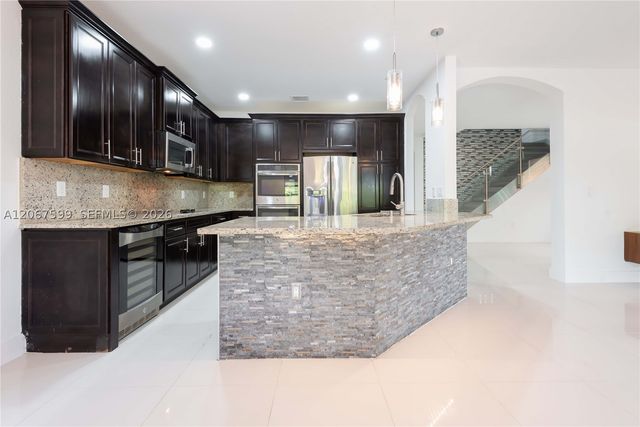 10235 NW 87th Ter, Doral, FL 33178