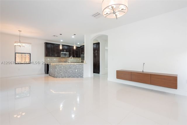 10235 NW 87th Ter, Doral, FL 33178