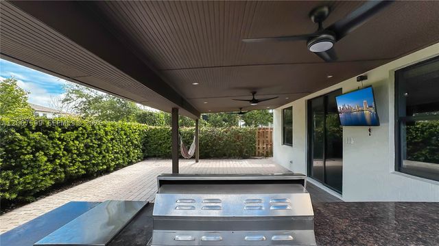 10235 NW 87th Ter, Doral, FL 33178