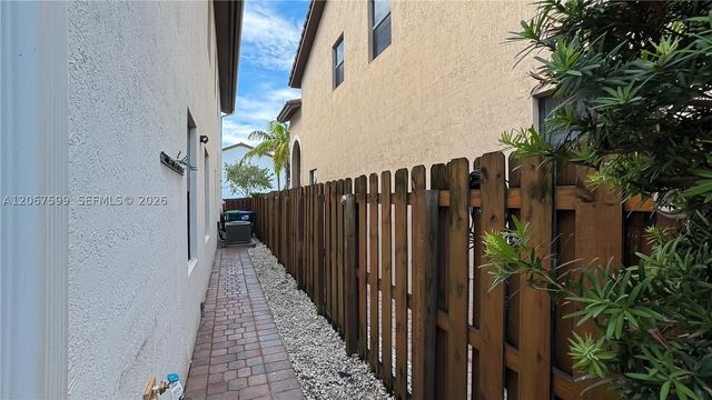 10235 NW 87th Ter, Doral, FL 33178