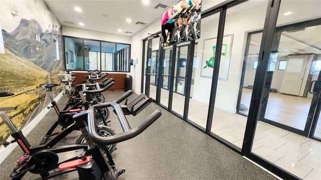 10235 NW 87th Ter, Doral, FL 33178