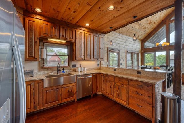 561 Deer Crest Road, Blue Ridge, GA 30513
