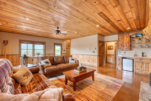 561 Deer Crest Road, Blue Ridge, GA 30513