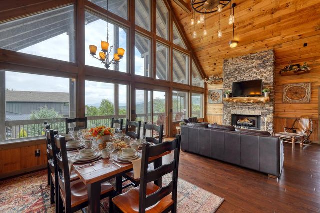 561 Deer Crest Road, Blue Ridge, GA 30513