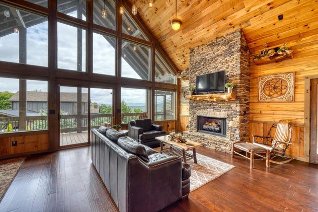 561 Deer Crest Road, Blue Ridge, GA 30513