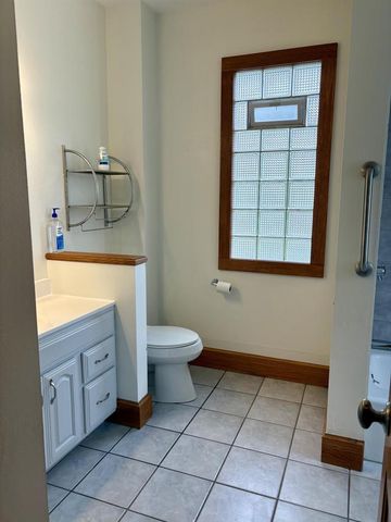 8860 S 5th AVENUE, Oak Creek, WI 53154