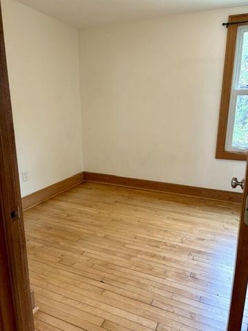 8860 S 5th AVENUE, Oak Creek, WI 53154