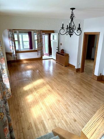 8860 S 5th AVENUE, Oak Creek, WI 53154