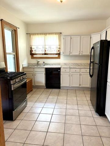 8860 S 5th AVENUE, Oak Creek, WI 53154