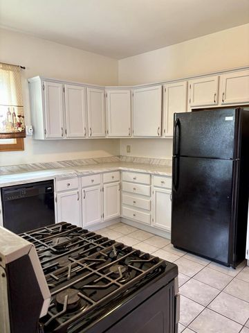 8860 S 5th AVENUE, Oak Creek, WI 53154