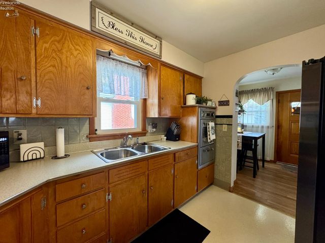 124 Sunset Drive, Bellevue, OH 44811