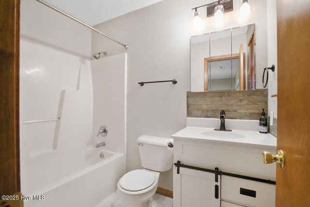 147 E Ivybridge Drive, Hubert, NC 28539