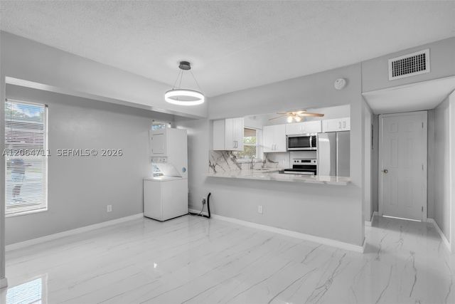 3000 NW 43rd Ter 106, Lauderdale Lakes, FL 33313