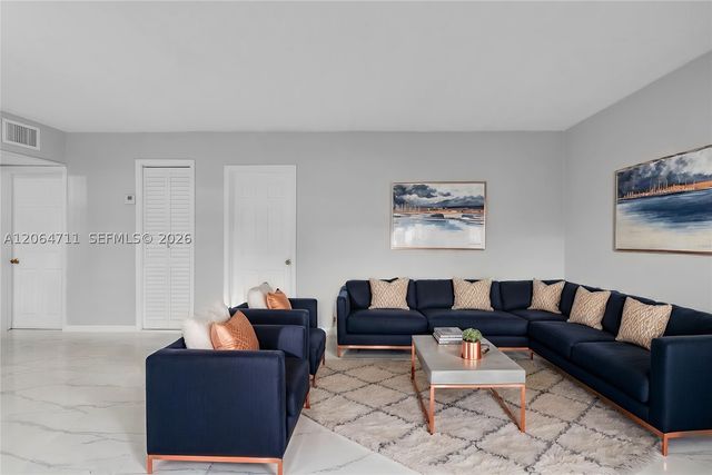 3000 NW 43rd Ter 106, Lauderdale Lakes, FL 33313