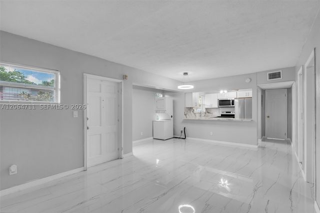 3000 NW 43rd Ter 106, Lauderdale Lakes, FL 33313