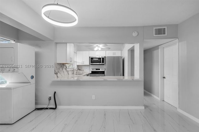 3000 NW 43rd Ter 106, Lauderdale Lakes, FL 33313