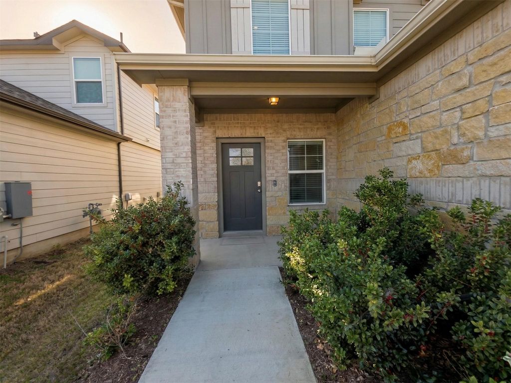 102 Oxbow TER, Bastrop, TX 78602