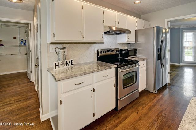 4924 Hunters Point Cir, Louisville, KY 40216