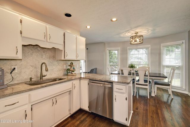 4924 Hunters Point Cir, Louisville, KY 40216