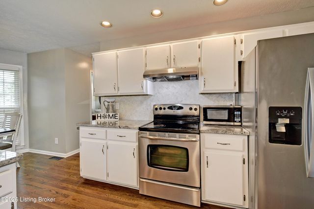 4924 Hunters Point Cir, Louisville, KY 40216