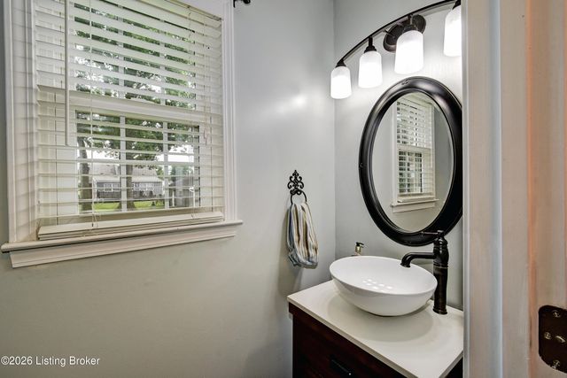 4924 Hunters Point Cir, Louisville, KY 40216