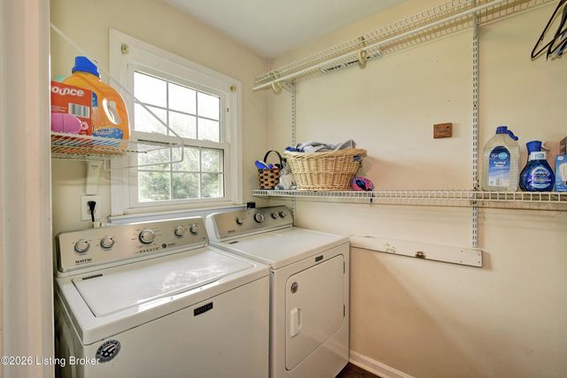 4924 Hunters Point Cir, Louisville, KY 40216