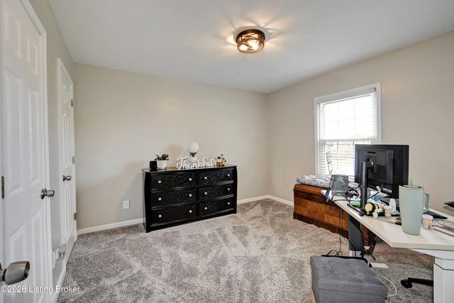 4924 Hunters Point Cir, Louisville, KY 40216