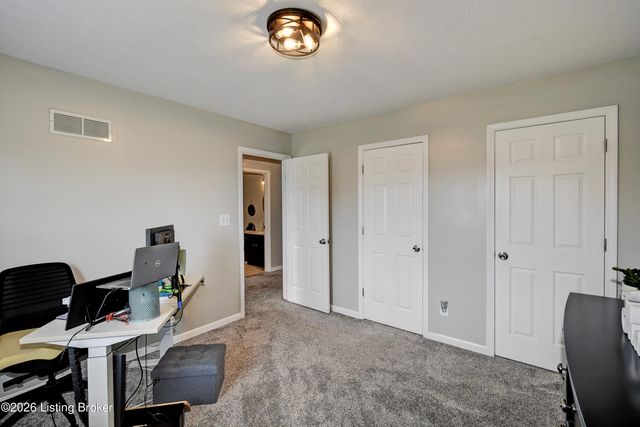 4924 Hunters Point Cir, Louisville, KY 40216