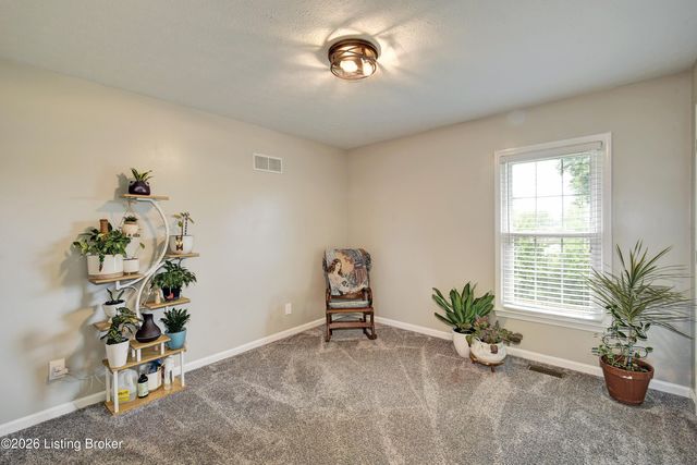 4924 Hunters Point Cir, Louisville, KY 40216