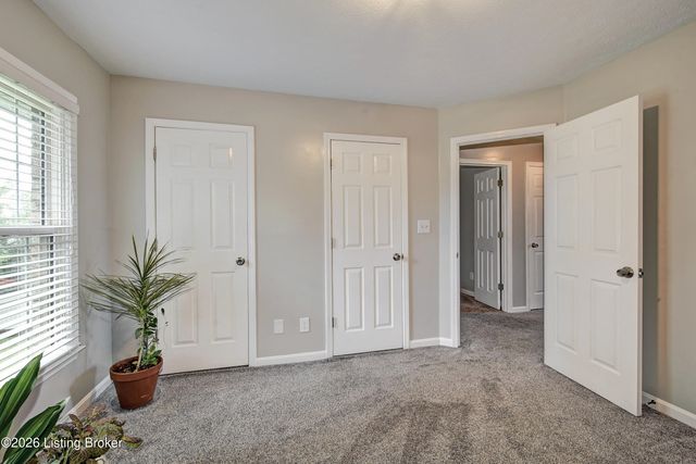 4924 Hunters Point Cir, Louisville, KY 40216
