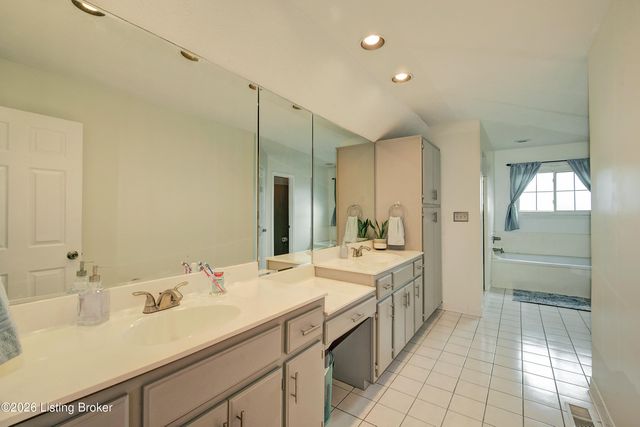 4924 Hunters Point Cir, Louisville, KY 40216