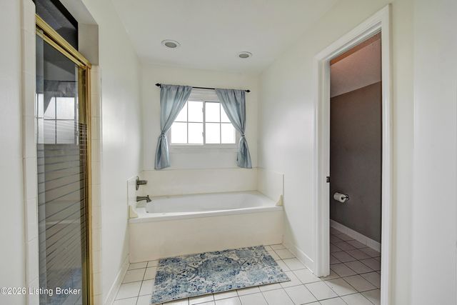 4924 Hunters Point Cir, Louisville, KY 40216
