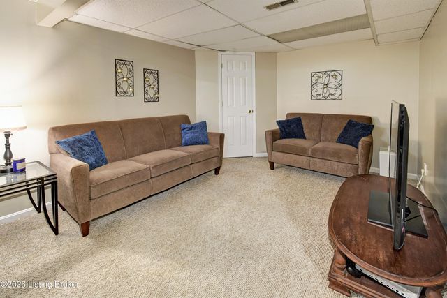 4924 Hunters Point Cir, Louisville, KY 40216