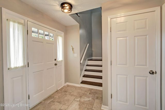 4924 Hunters Point Cir, Louisville, KY 40216