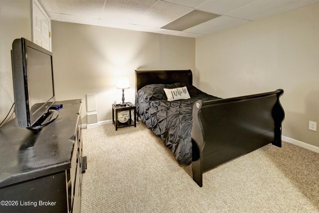 4924 Hunters Point Cir, Louisville, KY 40216