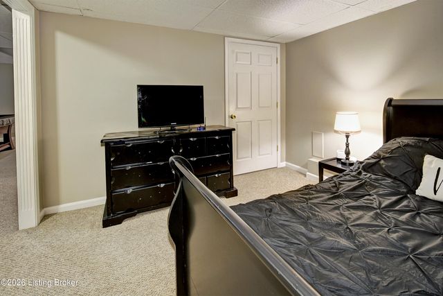 4924 Hunters Point Cir, Louisville, KY 40216